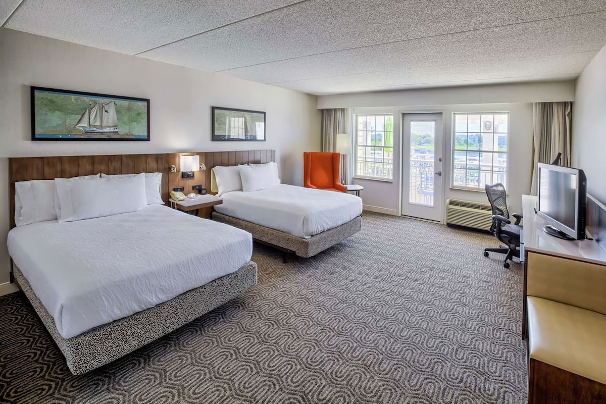 Premium bedding, in-room safe, desk, laptop workspace