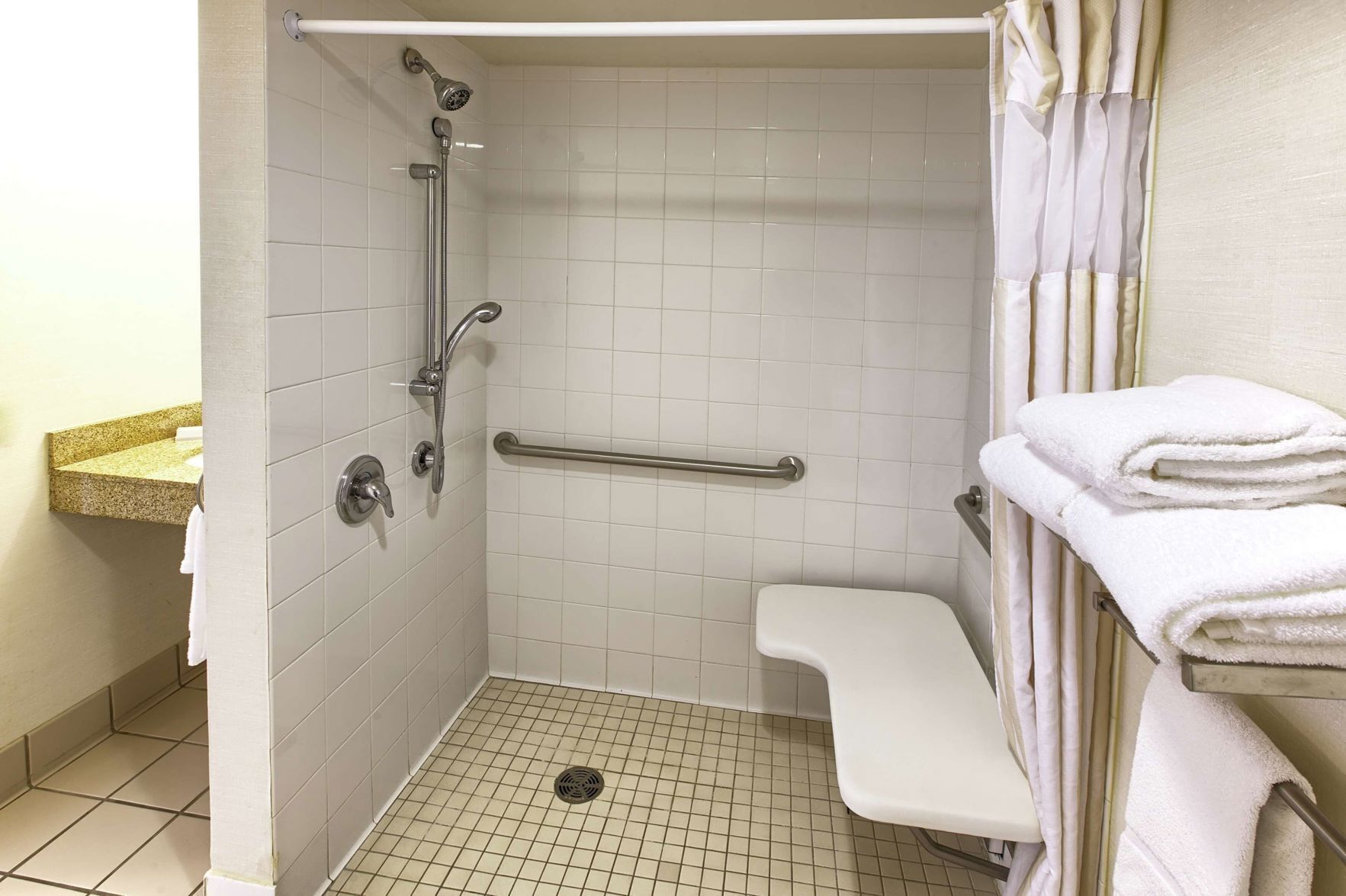 Bathroom | Combined shower/tub, free toiletries, hair dryer, towels