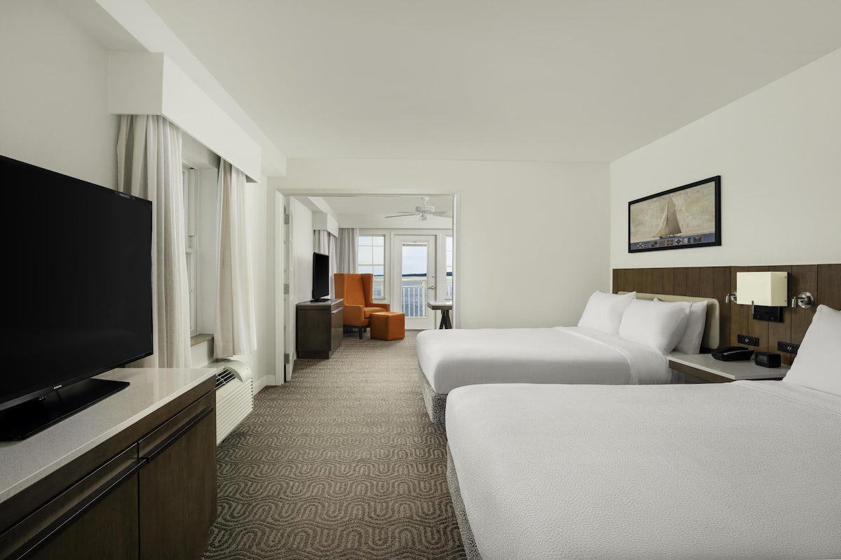 Suite, 1 soverom, 2 queensize-senger, mot bukten | Sengetøy av topp kvalitet, safe på rommet og skrivebord