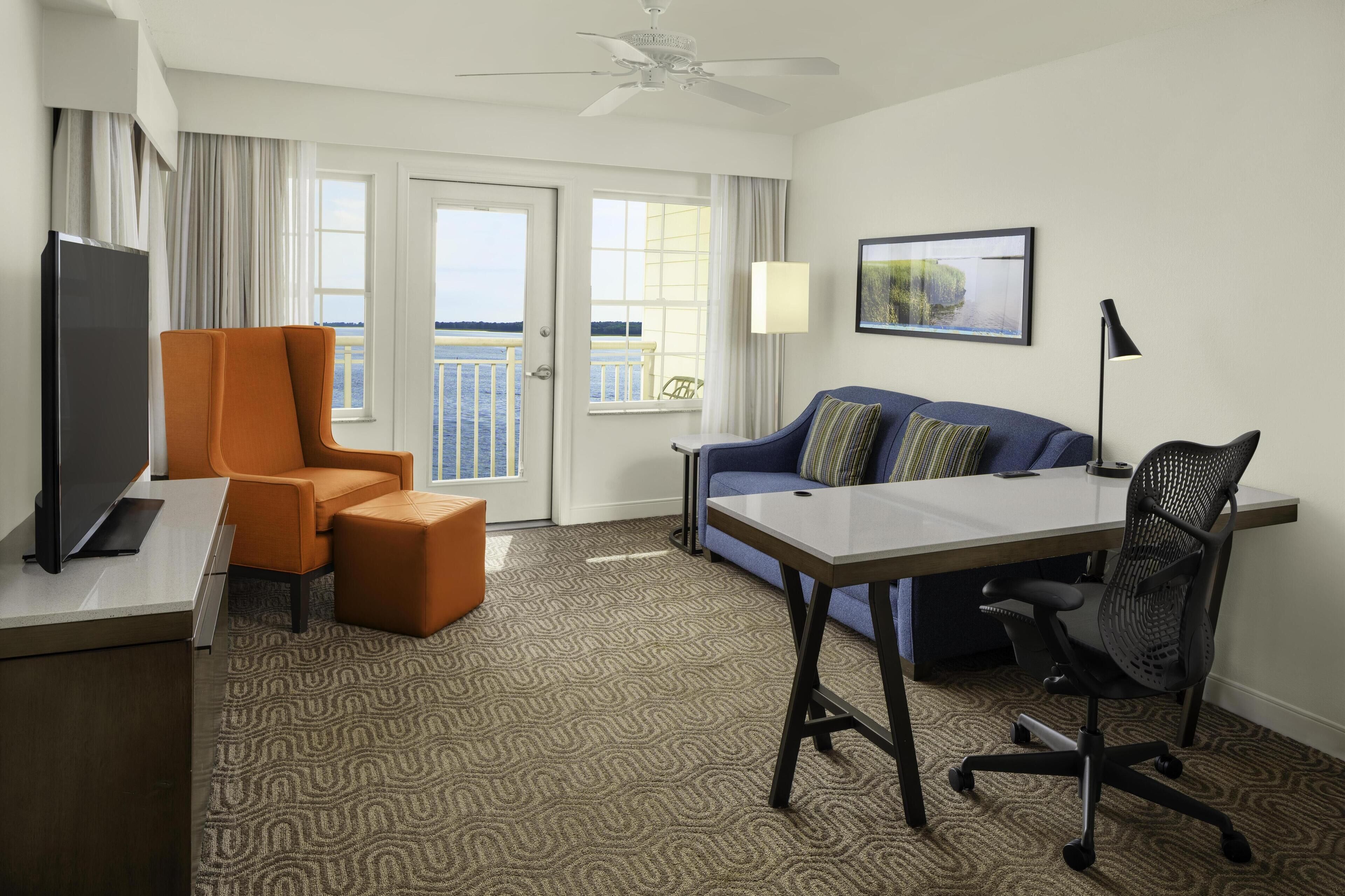 Ropa de cama de alta calidad y caja de seguridad en la habitación 