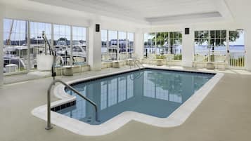 Innendørsbasseng og solsenger