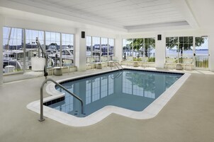 Una piscina techada, sillones reclinables de piscina