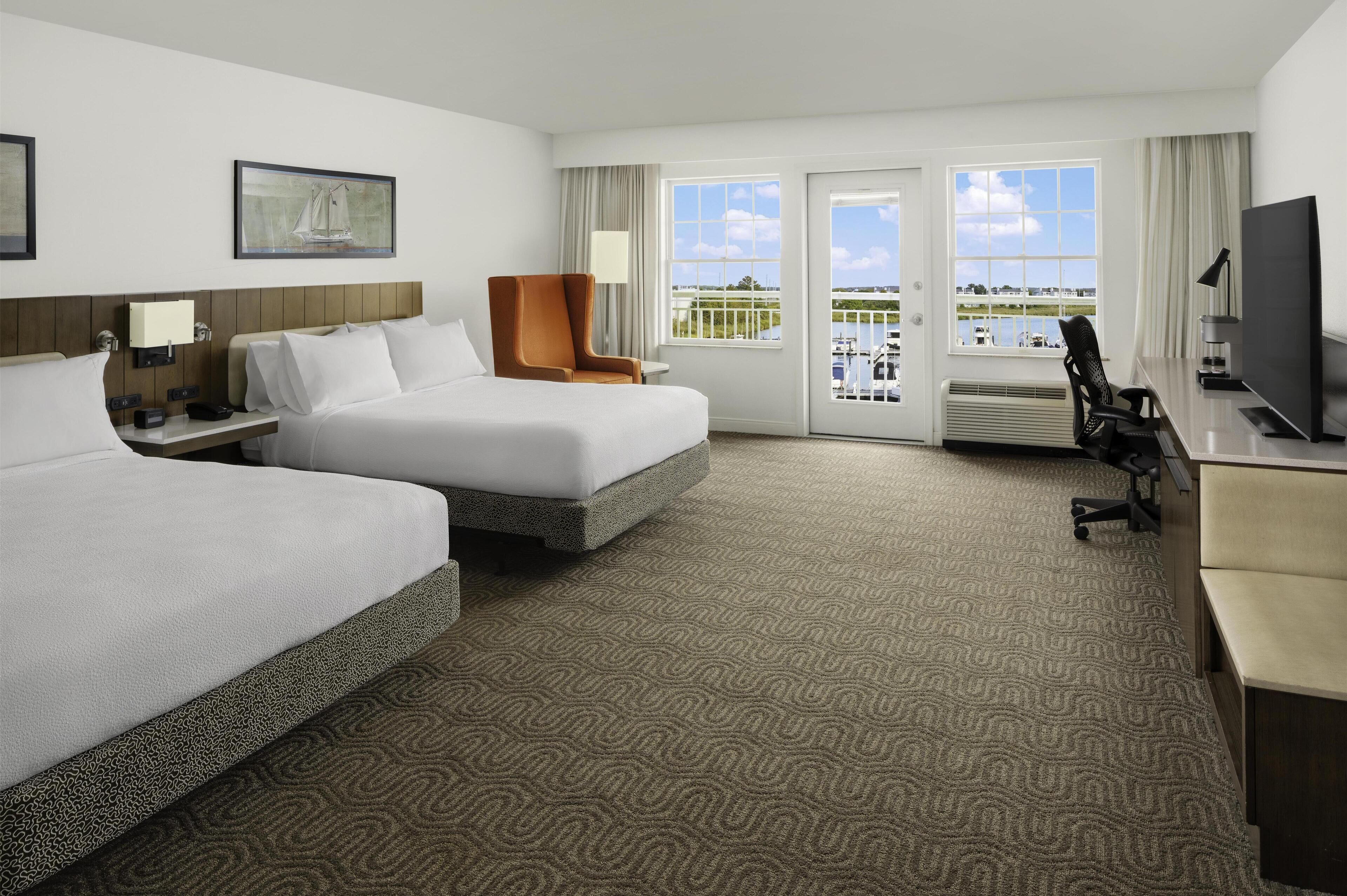 Ropa de cama de alta calidad y caja de seguridad en la habitación 