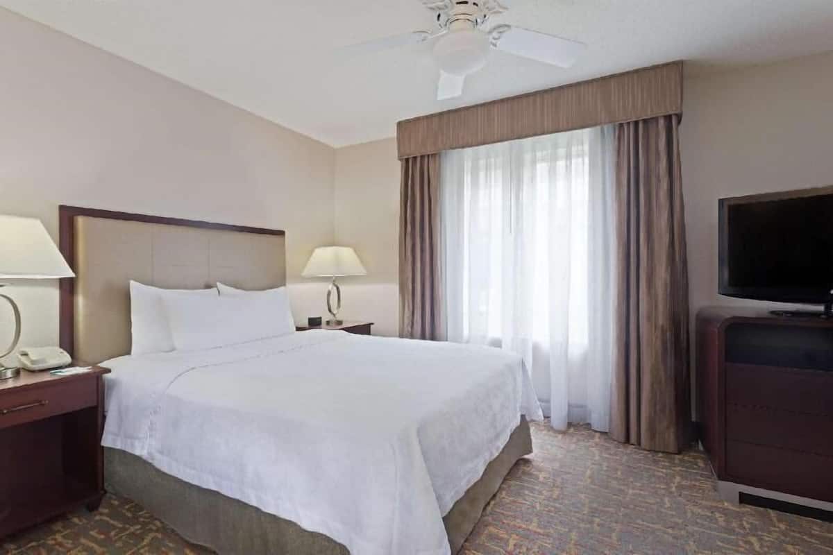 Ropa de cama de alta calidad y escritorio