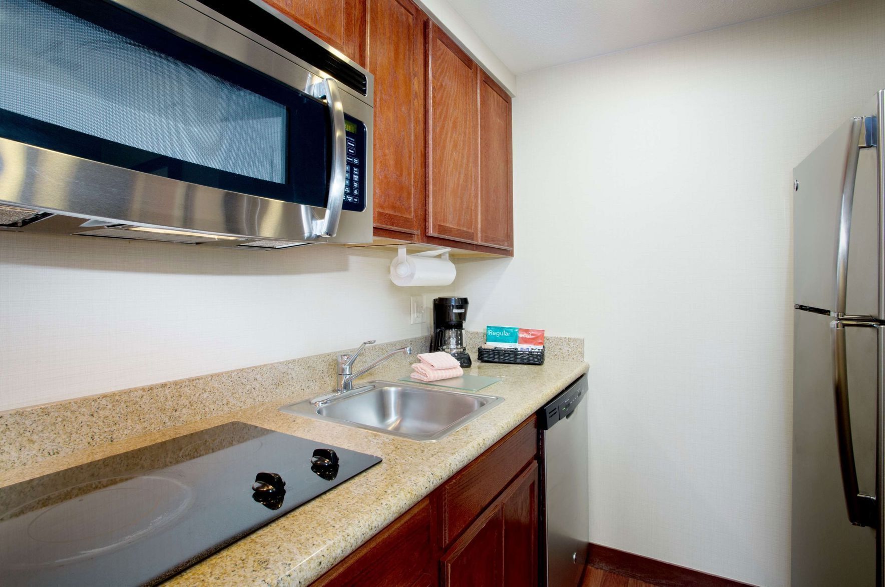 Private kitchen | Full-sized fridge, microwave, stovetop, dishwasher