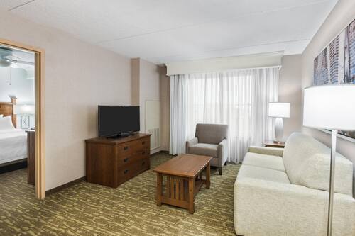 Suite, 1 très grand lit, non-fumeur (1 Bedroom) | Coffre-fort, bureau, fer et planche à repasser, lit de bébé (gratuit)