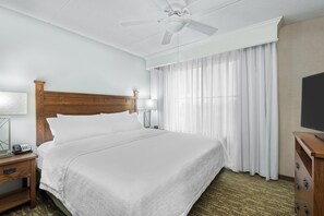 Suite, 1 très grand lit, non-fumeur (1 Bedroom) | Coffre-fort, bureau, fer et planche à repasser, lit de bébé (gratuit)