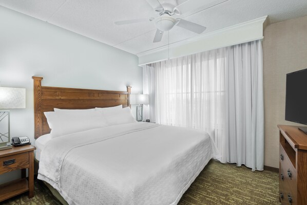 Suite, 1 très grand lit, non-fumeur (1 Bedroom) | Coffre-fort, bureau, fer et planche à repasser, lit de bébé (gratuit)