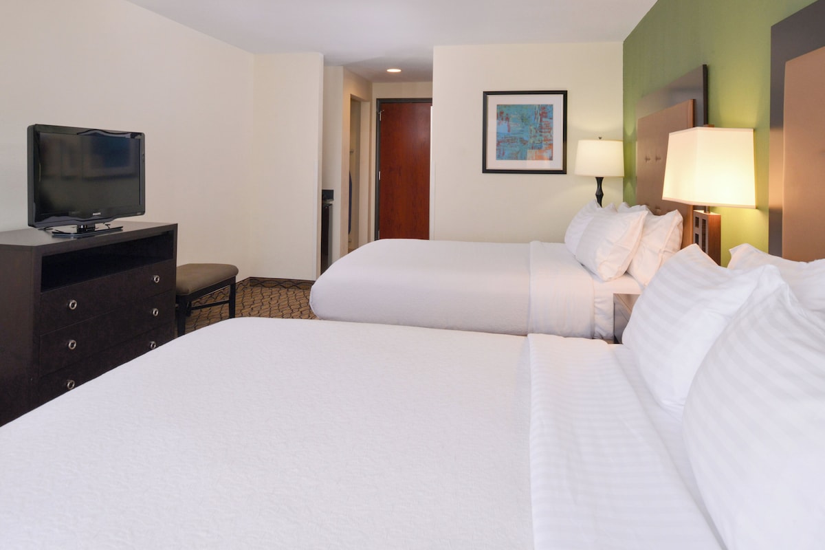 Hypo-allergenic bedding available, in-room safe, desk, soundproofing