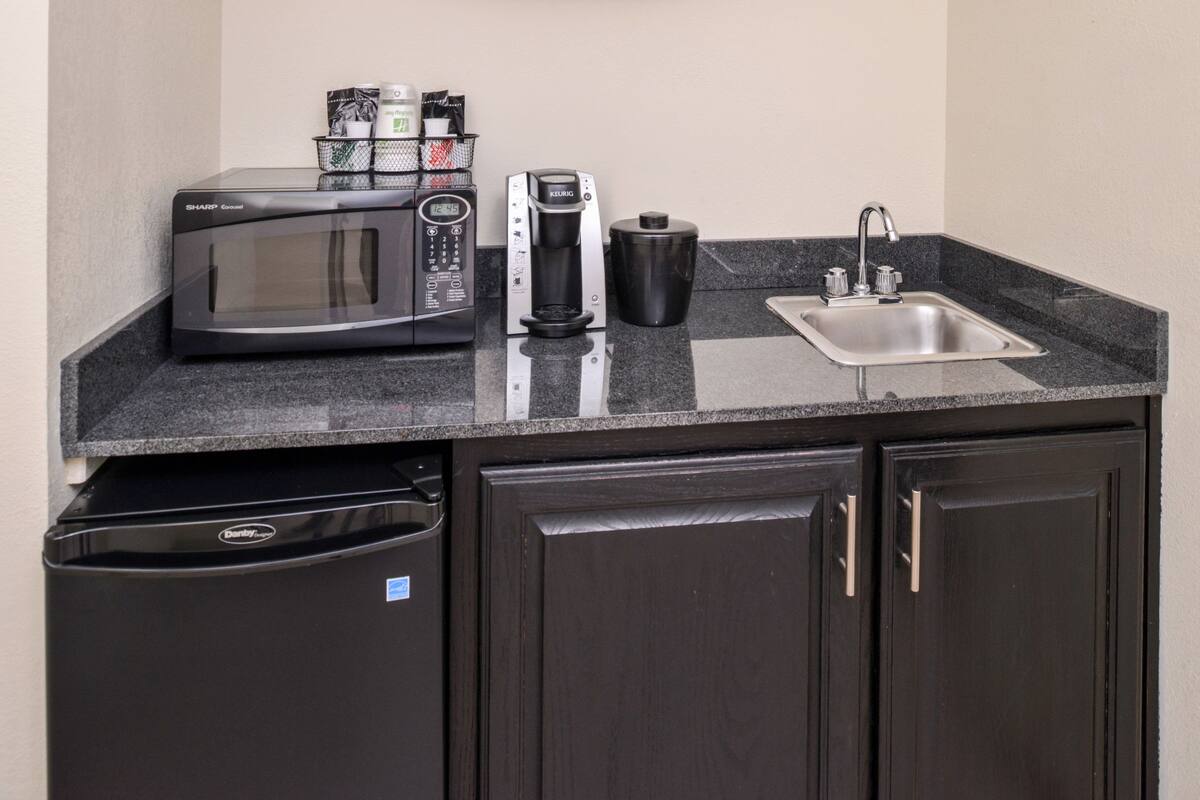 hypo-allergenic bedding, in-room safe, desk, soundproofing