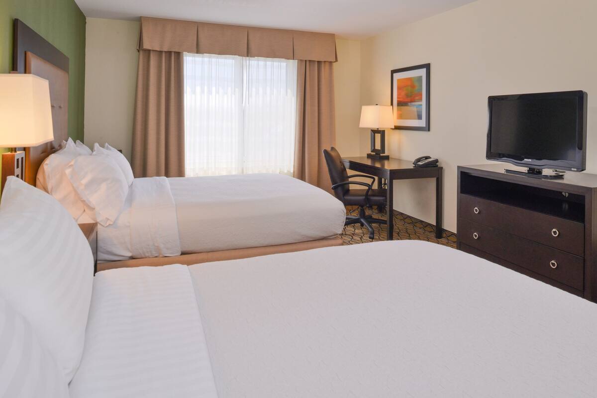 Hypo-allergenic bedding available, in-room safe, desk, soundproofing