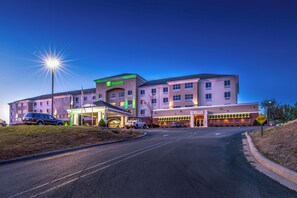 Un hotel Holiday Inn con entrada principal, un Holiday Inn Express y un restaurante Carvel.