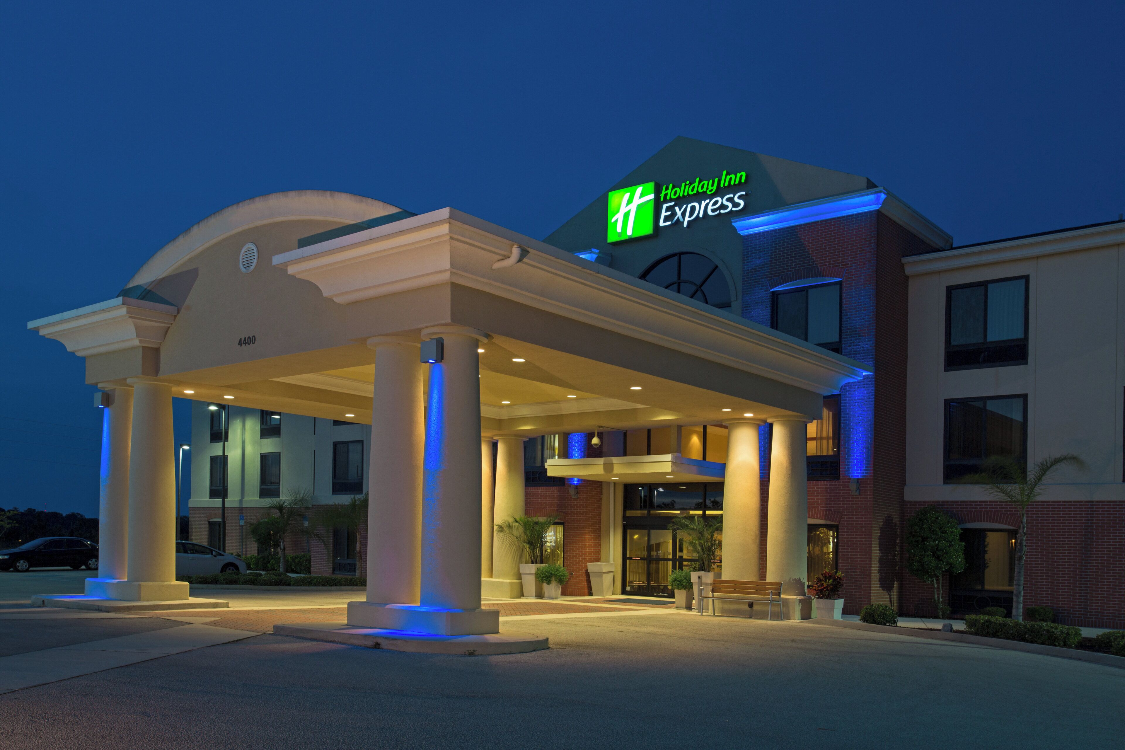 Un hôtel Holiday Inn Express doté d’une entrée couverte et d’une façade en briques.