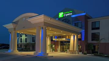 Un hôtel Holiday Inn Express doté d’une entrée couverte et d’une façade en briques.