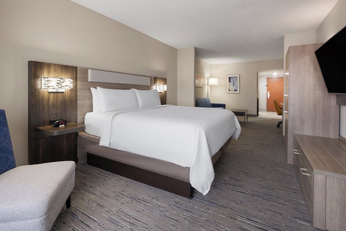 Suite, 1 King Bed | In-room safe, desk, iron/ironing board, free WiFi