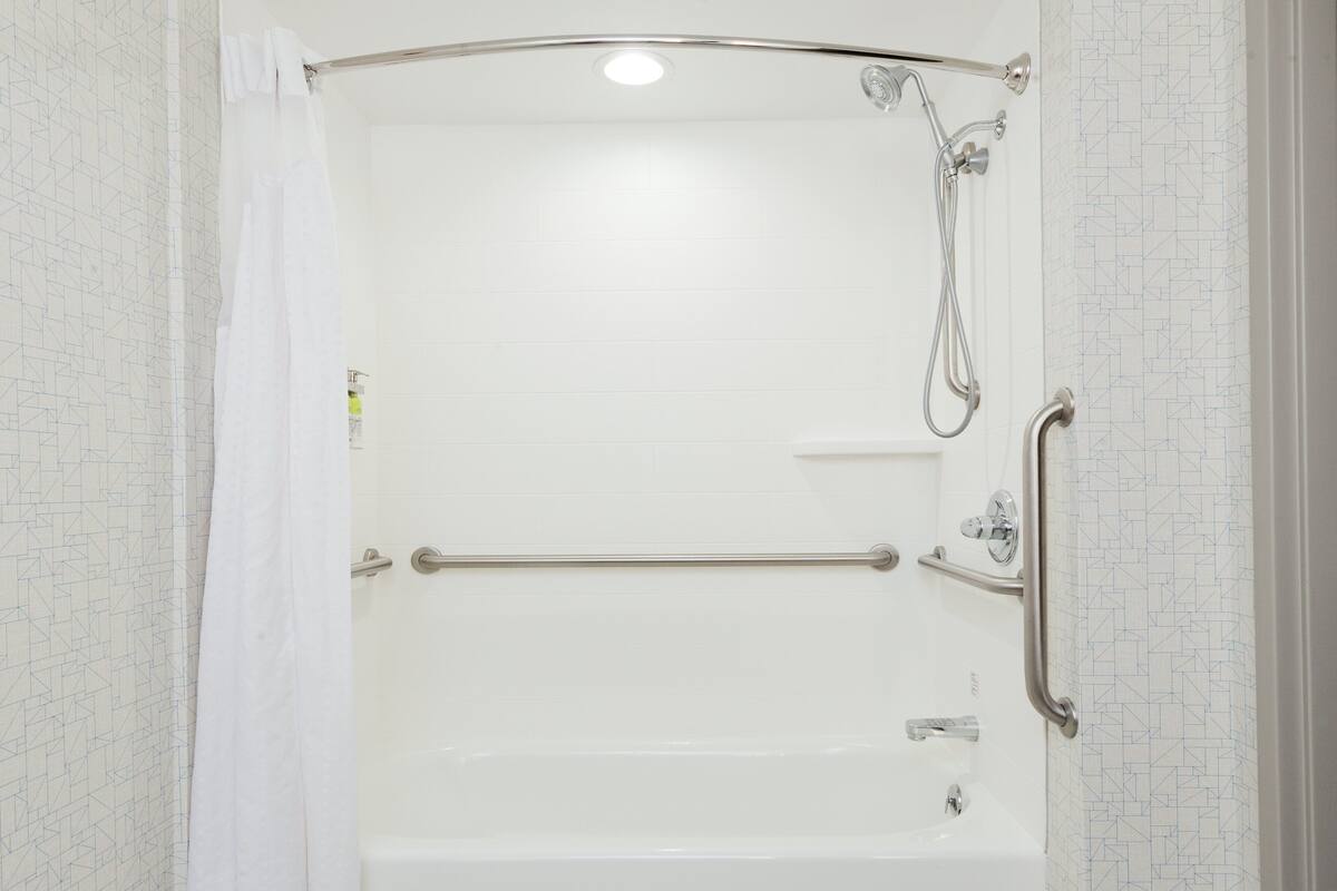 standard room, 1 king bed, accessible (comm, accessible tub) | in-room safe, desk, iron/ironing board, free rollaway beds