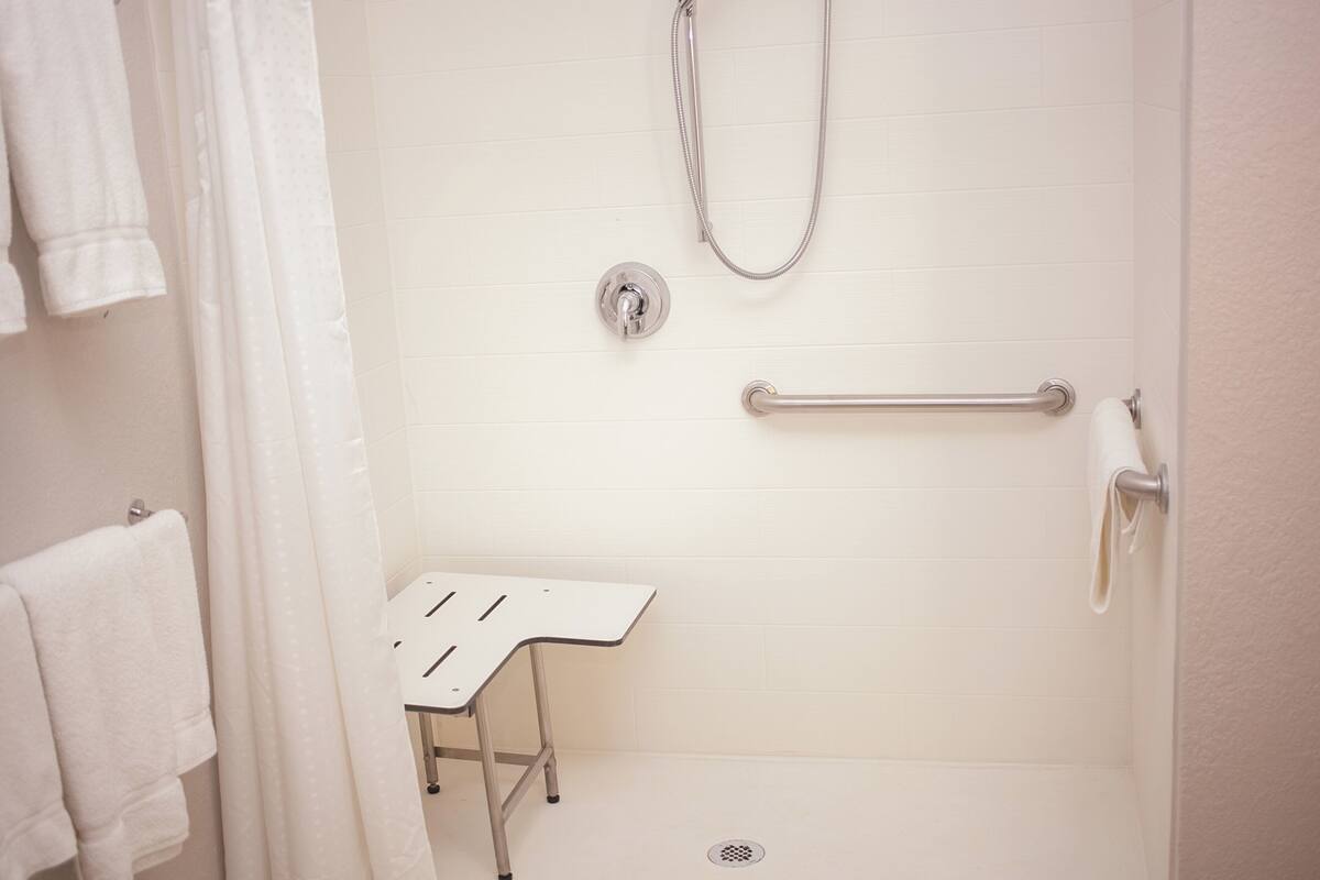 Standardrum - 1 kingsize-säng - tillgänglighetsanpassat (Roll-In Shower) | Värdeförvaringsskåp på rummet, skrivbord och strykjärn/strykbräda