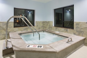 Indoor spa tub - Holiday Inn Express Hotel & Suites Concordia by IHG (Concordia)