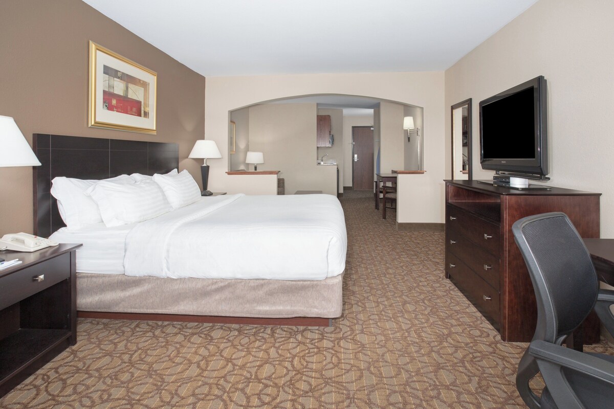 Premium bedding, pillowtop beds, desk, laptop workspace