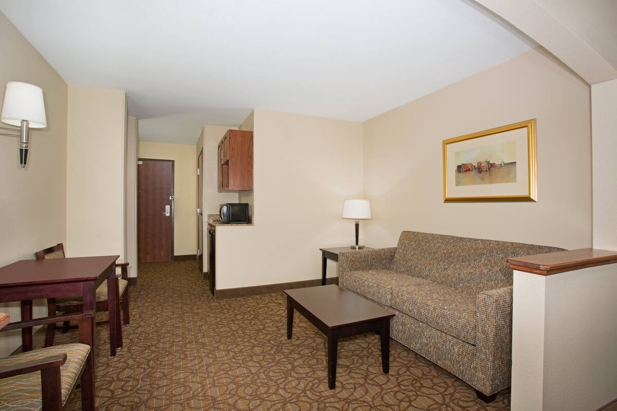 suite, 1 king bed, mobility accessible (accessible tub, wet bar) | 1 bedroom, premium bedding, pillow-top beds, desk