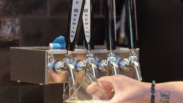 Een hand giet een drankje uit een kraan met de tekst 'Truckee Brewing'.