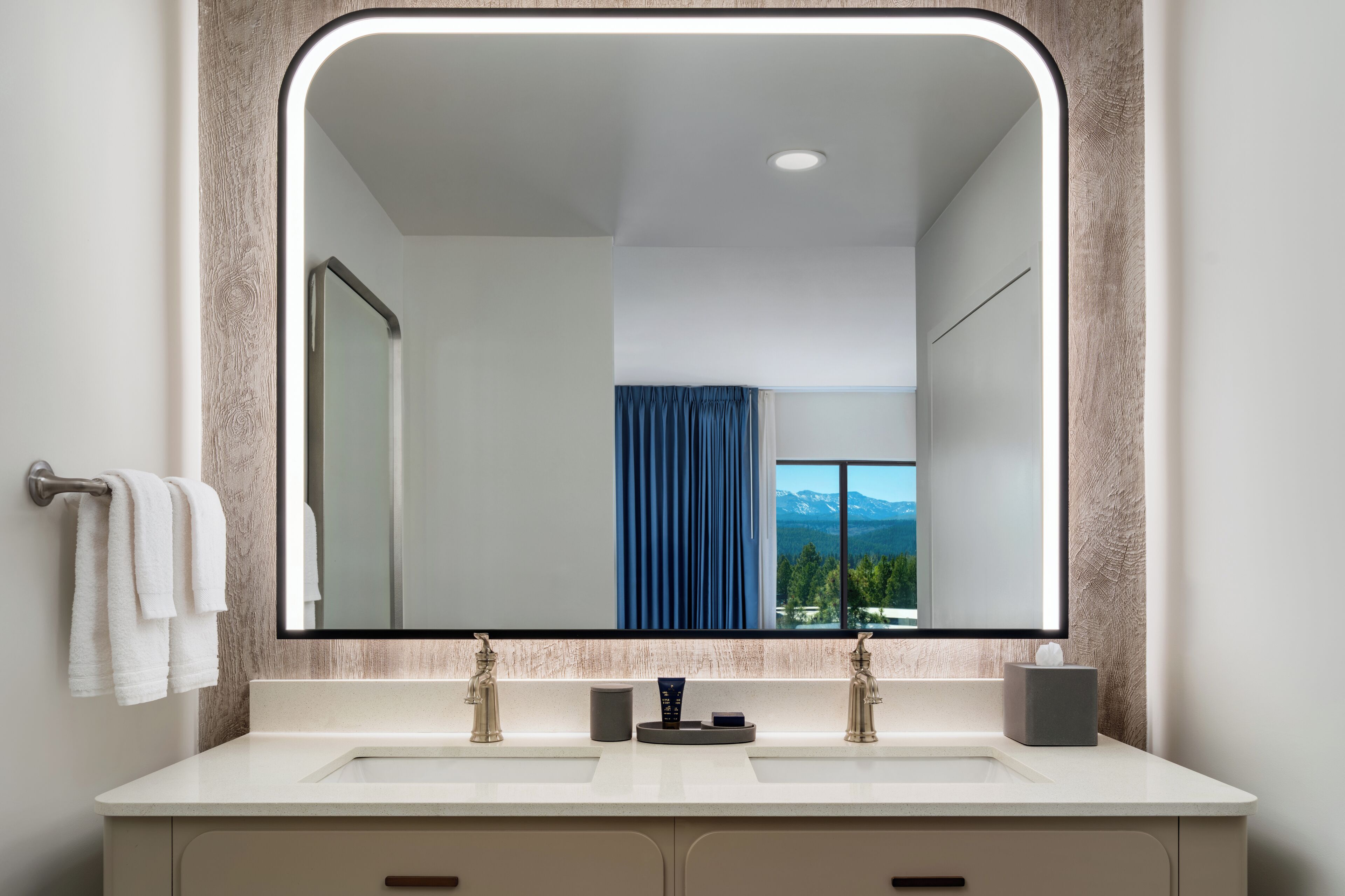 combined shower/bathtub, eco-friendly toiletries, hair dryer, towels