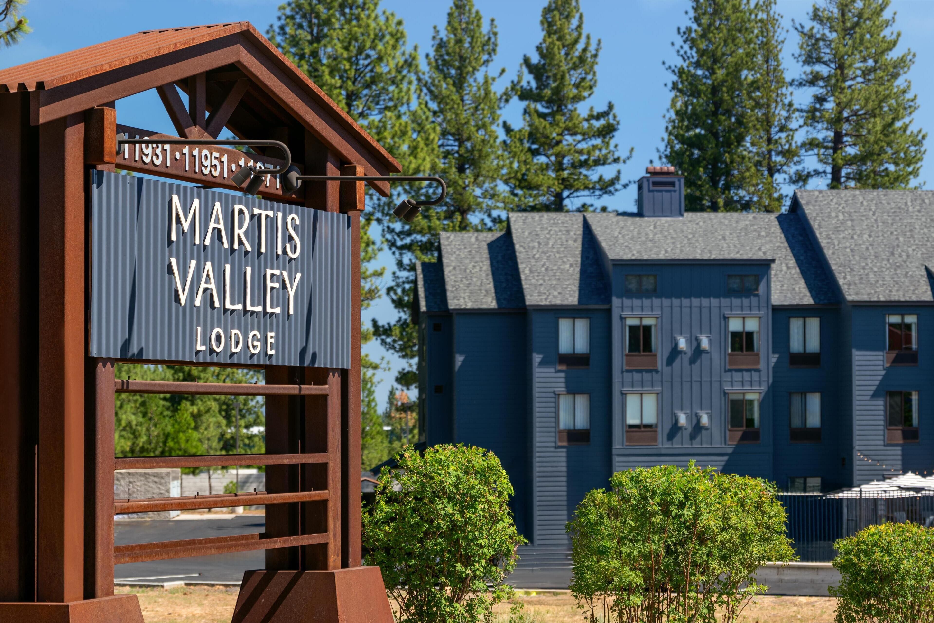 Skilt for 'Martis Valley Lodge' med tydelig udsigt til bygningen i baggrunden.