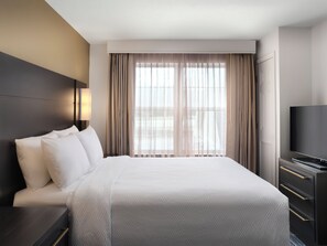 Suite, 1 Schlafzimmer (Mobility/Hearing Access, Roll-In Shwr) | Hochwertige Bettwaren, Daunenbettdecken, Schreibtisch