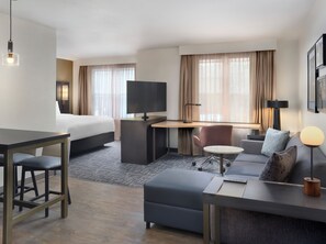 Luxe beddengoed, donzen dekbedden, een bureau, een laptopwerkplek