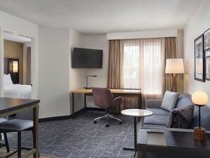 Suite, 1 slaapkamer | Luxe beddengoed, donzen dekbedden, een bureau, een laptopwerkplek