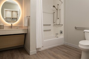 Combined shower/bathtub, free toiletries, hair dryer, towels