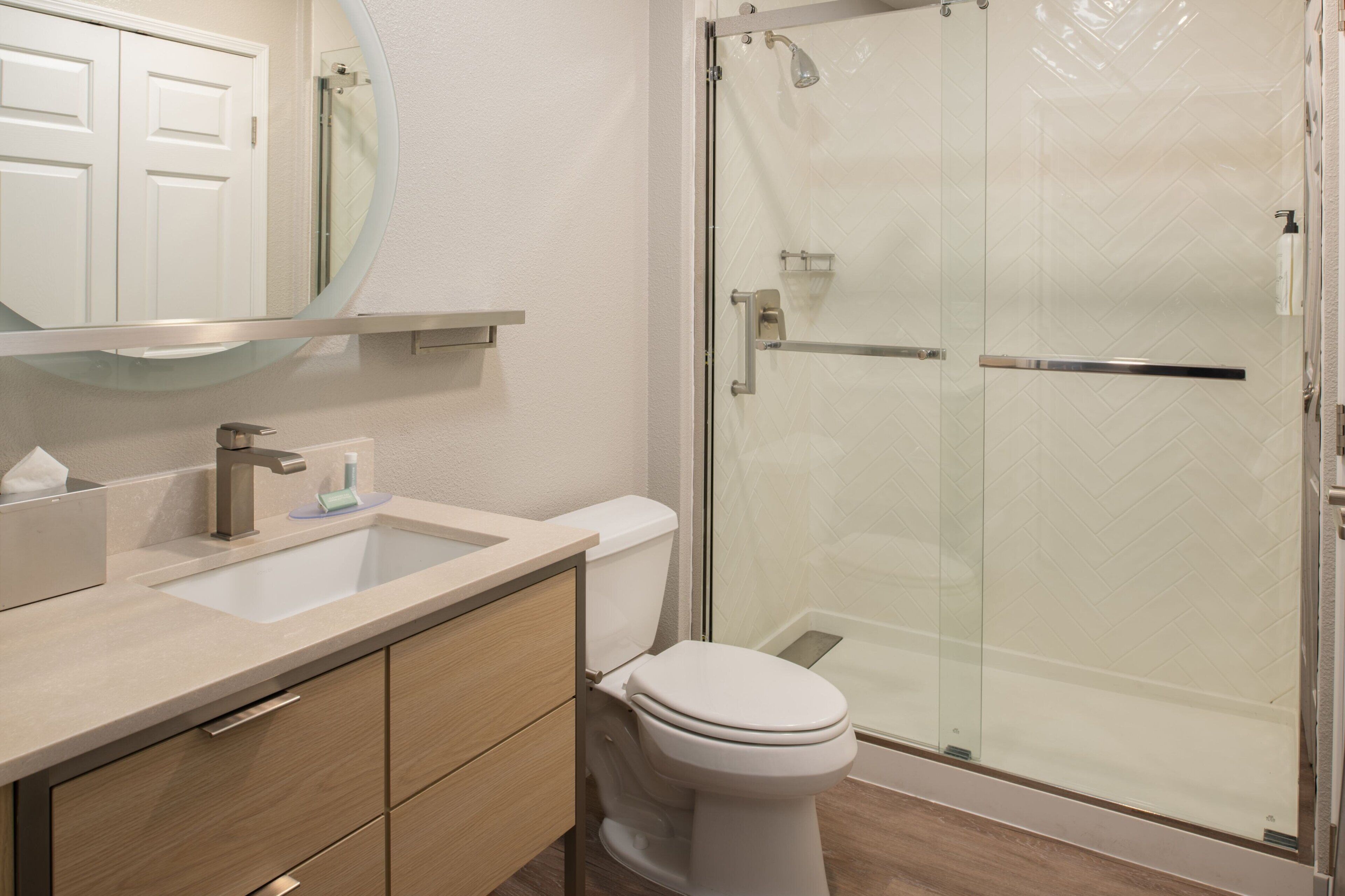 combined shower/bathtub, free toiletries, hair dryer, towels