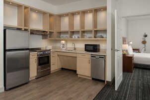 Premium bedding, in-room safe, desk, laptop workspace