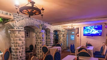 Breakfast, lunch, dinner served; Italian cuisine, alfresco dining