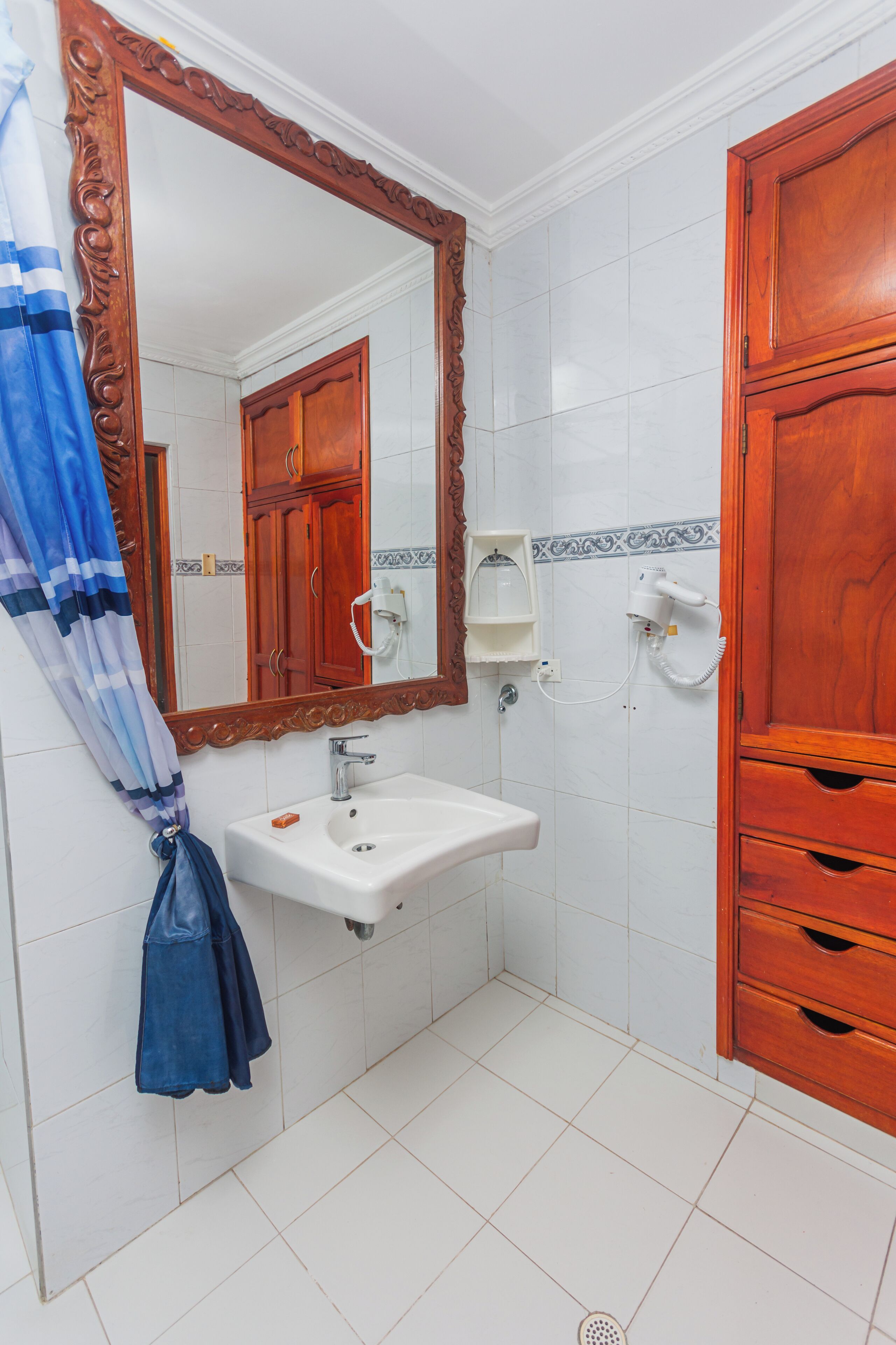 Habitación doble superior, 1 cama de matrimonio, Aire acondicionado | Baño | Ducha y cabezal de ducha tipo lluvia