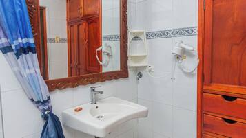 Habitación doble superior, 1 cama de matrimonio, Aire acondicionado | Baño | Ducha y cabezal de ducha tipo lluvia