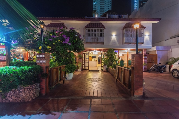 Fachada de la propiedad por la tarde o noche