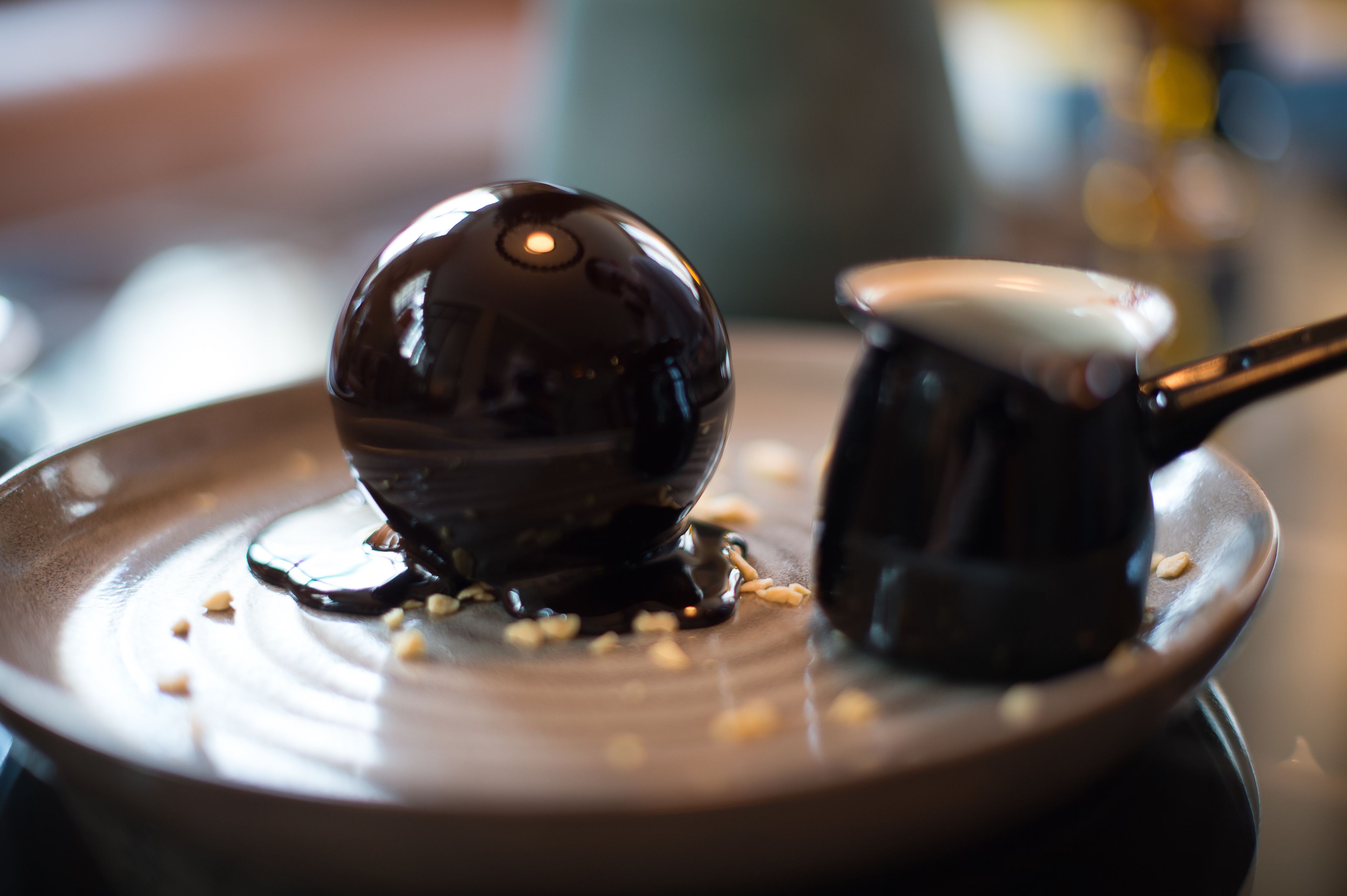 En dessert på en tallrik, med en liten kopp bredvid.