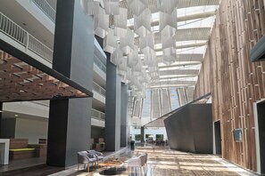 A spacious atrium with a high ceiling, modern furniture, and a central seating area. - Holiday Inn Express San Luis Potosi by IHG (San Luis Potosi)