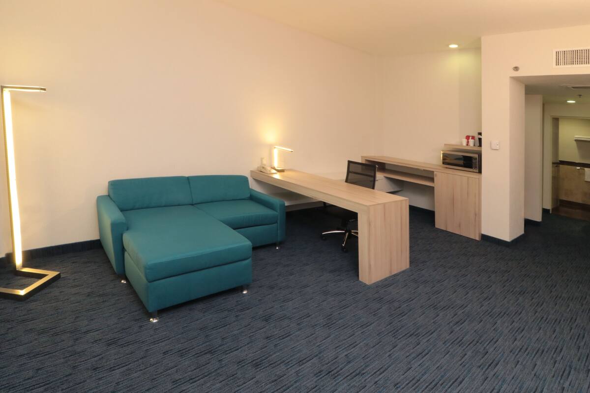 1 bedroom, premium bedding, in-room safe, desk