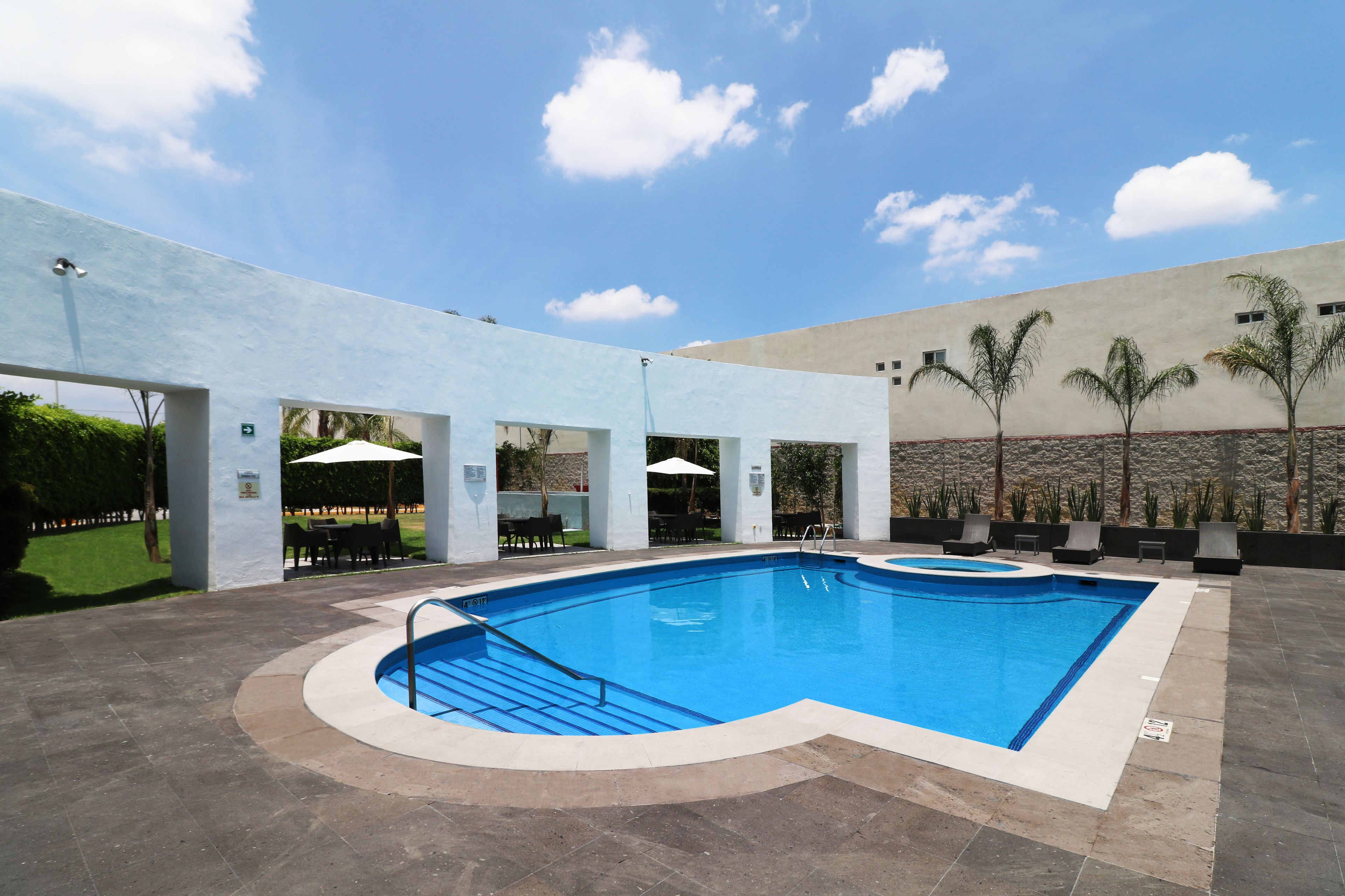 Ulkouima-allas, aurinkotuoleja