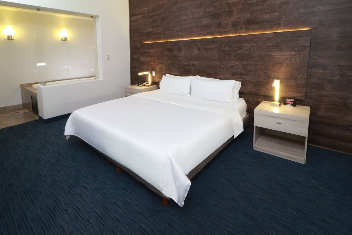 suite, 1 king bed | 1 bedroom, premium bedding, in-room safe, desk