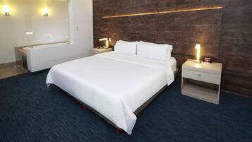 Suite, 1 cama King size | Ropa de cama de alta calidad y caja de seguridad en la habitación