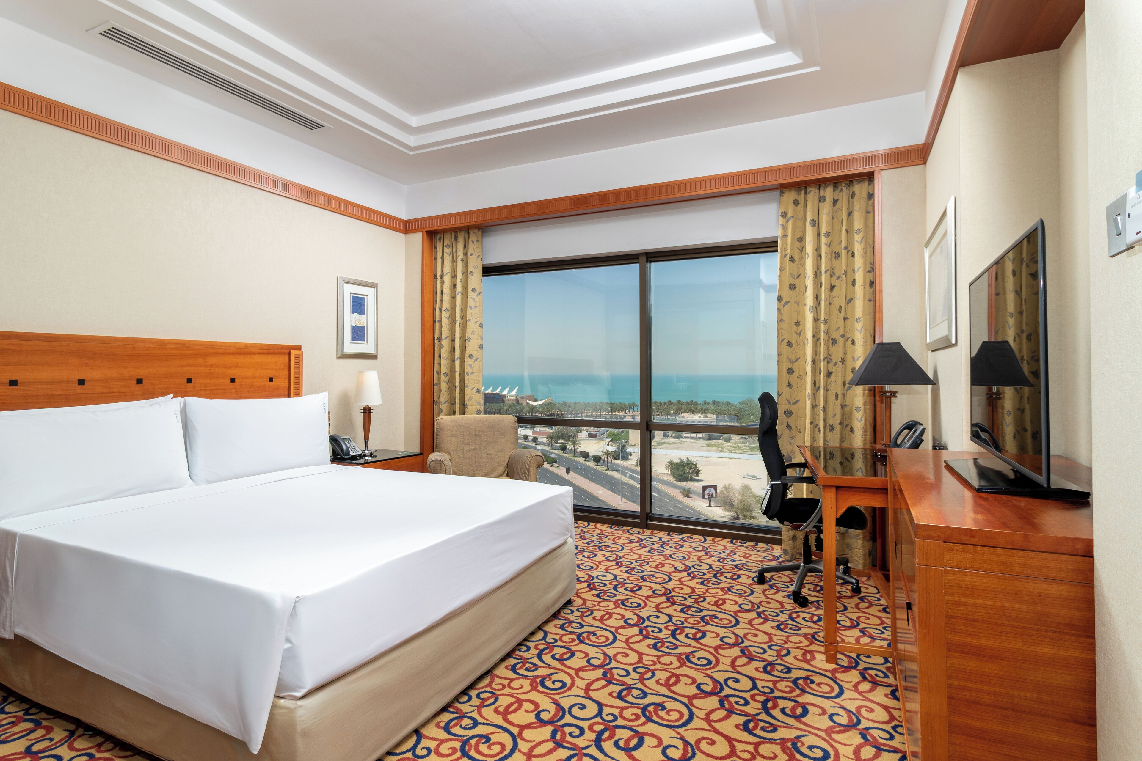 Standard-huone, 1 keskisuuri parisänky, merinäköala | Minibaari, tallelokero huoneessa, työpöytä, pimennysverhot