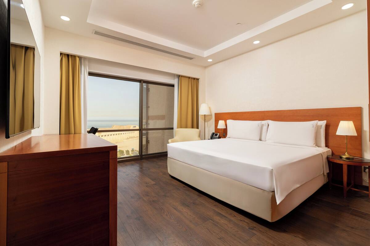 Suite, 3 habitaciones, con acceso al salón lounge del club, vista al mar (Dining, Kitchen) | 1 habitación, minibar, caja de seguridad en la habitación y escritorio