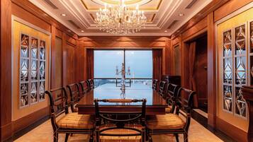 套房, 2 间卧室, 可进入俱乐部酒廊, 海景 (Jetted Tub) | 1 多间卧室、迷你吧、客房内保险箱、办公桌