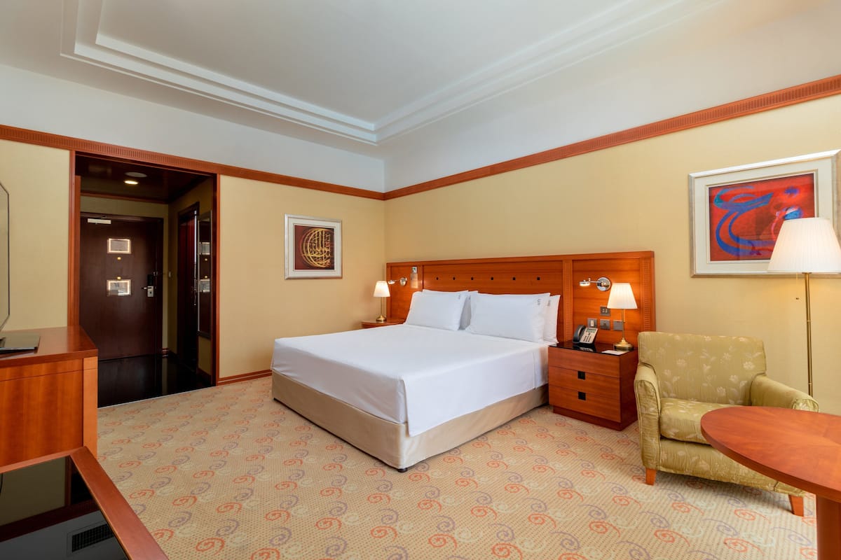 Premium Room, 1 King Bed, Pool View | Minibar, in-room safe, desk, blackout drapes