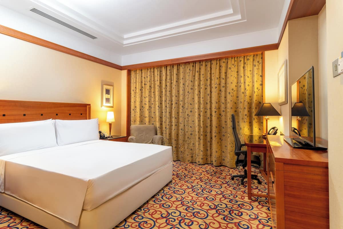 Standard Room, 1 Queen Bed, Sea View | 1 bedroom, minibar, in-room safe, desk