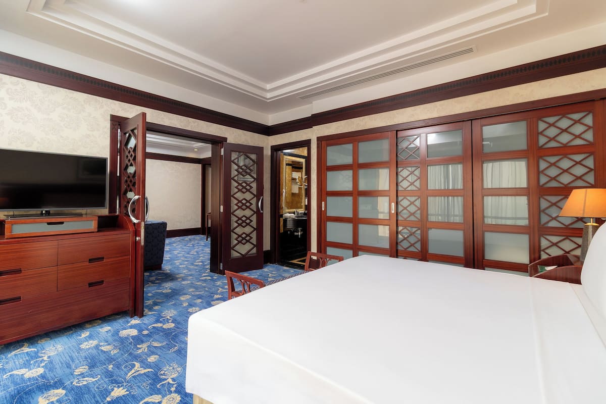 Suite, 1 King Bed, Club lounge access, Sea View | 1 bedroom, minibar, in-room safe, desk