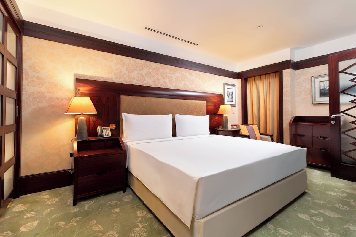 Suite, 1 chambre, accès au salon club, vue piscine (Smoking)